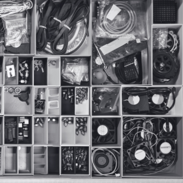 Schwarz-Weiß-Foto eines Werkzeugkasten